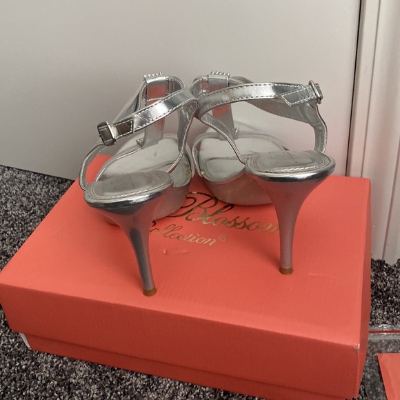 David’s bridal De Blossom Silver heels size 9 - Picture 4 of 10